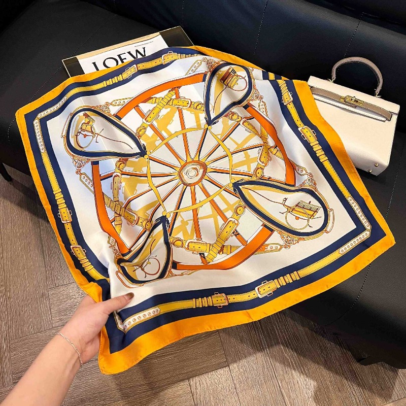 Foulard Quadrato Sottile in Se - Luxury Bags Designer recensione e prezzo